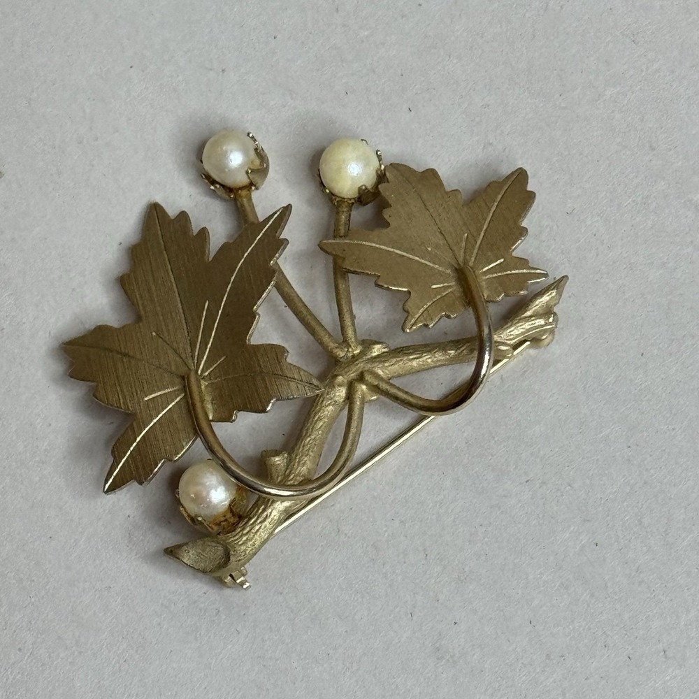 Vintage Sarah Coventry 2 Leaf 3 Faux Pearl Pin Brooch 1.5" Signed Gold Tone